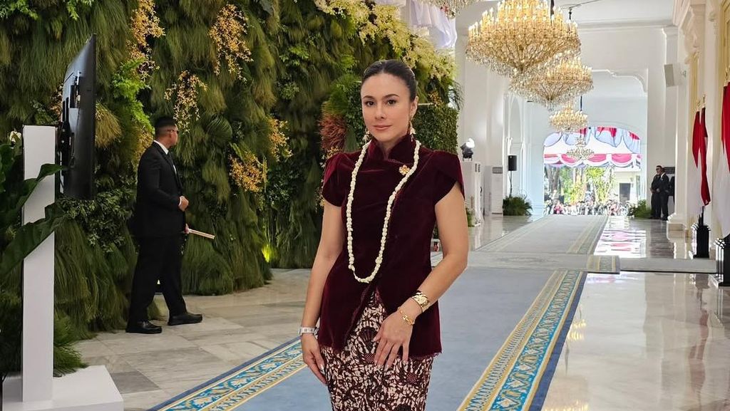Pesona Velove Vexia dan Wulan Guritno Berkebaya Beludru Merah Marun