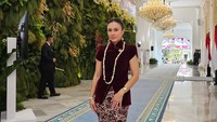 Bintang film Norma: Antara Mertua dan Menantu itu memakai kalung ronce melati. Foto: Instagram @wulanguritno