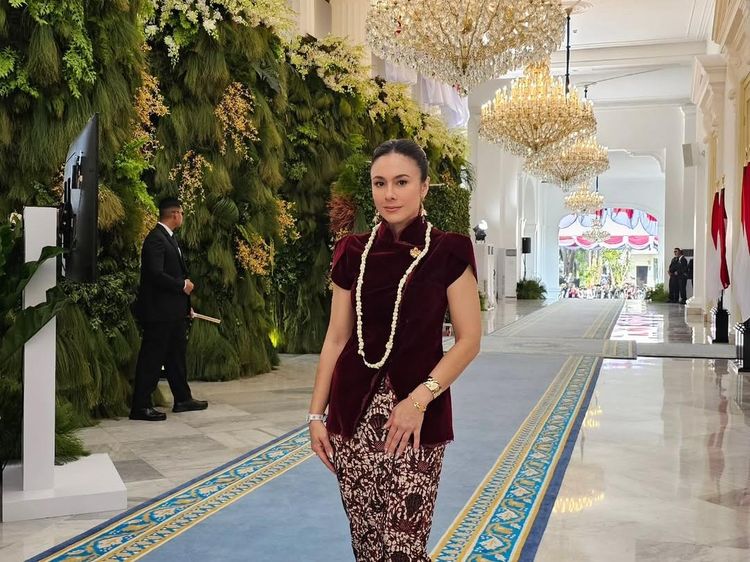 Pesona Velove Vexia dan Wulan Guritno Berkebaya Beludru Merah Marun