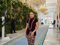 Pesona Velove Vexia dan Wulan Guritno Berkebaya Beludru Merah Marun