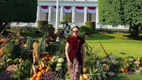Gaya WUlan Guritno mengenakan wastra nusantara saat HUT ke-80 RI. (Instagram @wulanguritno)