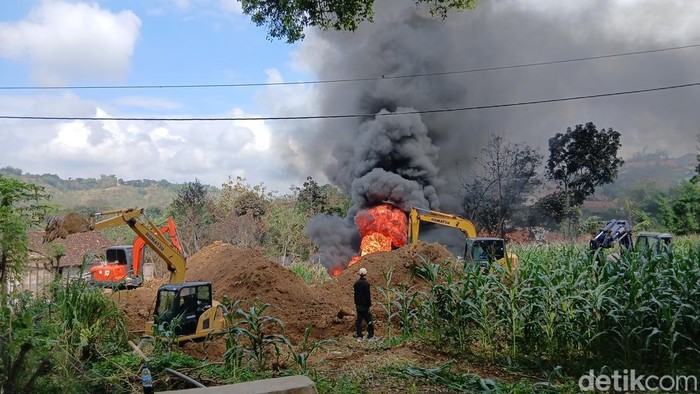 4 unit ekskavator dikerahkan untuk membuat tanggul di area sumur minyak Blora yang terbakar, Selasa (19/8/2025).