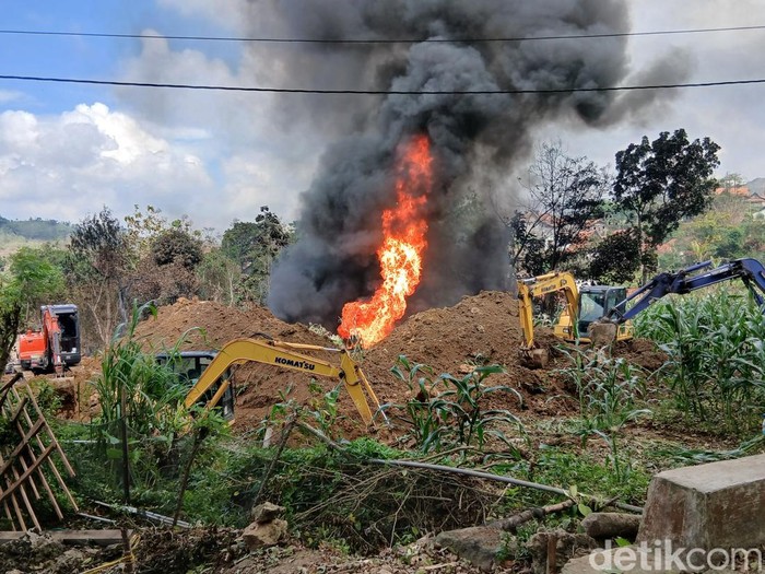 4 unit ekskavator dikerahkan untuk membuat tanggul di area sumur minyak Blora yang terbakar, Selasa (19/8/2025).