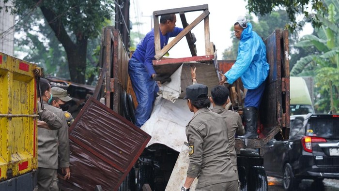 50 bangunan liar di Citeureup dibongkar satpol pp