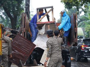 Satpol PP Bongkar 50 Bangunan Liar di Bogor, Termasuk 2 Pangkalan Ojek