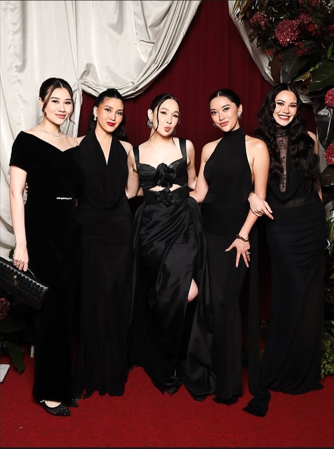 Meski tampil dengan gaya berbeda, Aaliyah dan Alyssa terlihat sama-sama anggun dan elegan. Aaliyah memilih gaun panjang off shoulder yang simpel. Sementara Alyssa memilih gaun dengan potongan deep v-neck yang diberi detail lace transparan pada bagian dada. Foto: Instagram/@aaliyah.massaid/@alyssadaguise