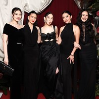 Meski tampil dengan gaya berbeda, Aaliyah dan Alyssa terlihat sama-sama anggun dan elegan. Aaliyah memilih gaun panjang off shoulder yang simpel. Sementara Alyssa memilih gaun dengan potongan deep v-neck yang diberi detail lace transparan pada bagian dada. Foto: Instagram/@aaliyah.massaid/@alyssadaguise