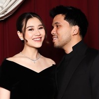 Aaliyah hadir bersama suaminya, Thariq Halilintar yang terlihat serasi dengan setelan jas senada. Mempercantik tampilannya, ibu satu orang anak itu kenakan sepasang anting dan kalung berlian yang memberikan kesan mewah. Foto: Instagram/@aaliyah.massaid/@alyssadaguise