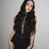 Sementara Alyssa tampaknya hadir sendiri tanpa ditemani suaminya, Al Ghazali. Penampilan Alyssa terlihat manglingi dengan rambut panjang terurai model mermaid curl. Foto: Instagram/@aaliyah.massaid/@alyssadaguise