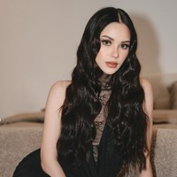 Alyssa tampil lebih bold dengan eye makeup smoky yang mempertegas tatapan mata, serta lipstik nude bernuansa earthy. Penampilannya pun tak kalah anggun dan memukau. Foto: Instagram/@aaliyah.massaid/@alyssadaguise