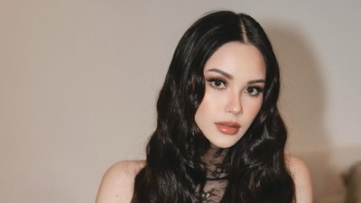 8 Gaya Serba Hitam Aaliyah Massaid & Alyssa Daguise di Pernikahan Nazla Alifa