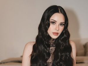 8 Gaya Serba Hitam Aaliyah Massaid & Alyssa Daguise di Pernikahan Nazla Alifa