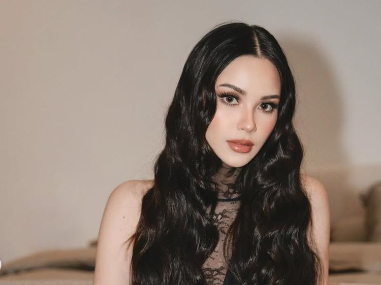8 Gaya Serba Hitam Aaliyah Massaid & Alyssa Daguise di Pernikahan Nazla Alifa