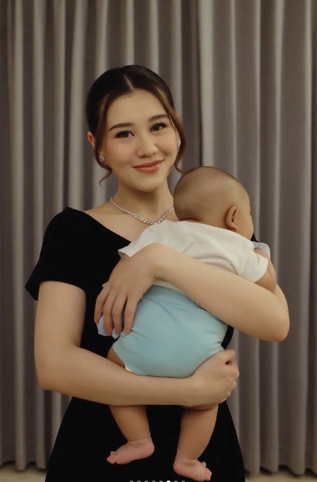 Dengan tatanan low bun, penampilan Aaliyah jadi terlihat rapi dan klasik. Ia pun memamerkan posenya saat tampil glamor namun tetap sambil momong putra kecilnya. Foto: Instagram/@aaliyah.massaid/@alyssadaguise