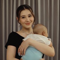 Dengan tatanan low bun, penampilan Aaliyah jadi terlihat rapi dan klasik. Ia pun memamerkan posenya saat tampil glamor namun tetap sambil momong putra kecilnya. Foto: Instagram/@aaliyah.massaid/@alyssadaguise