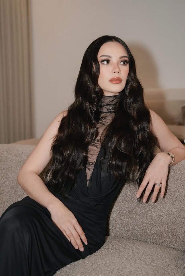 Dalam keterangan unggahannya Alyssa jika ia memang sengaja memberikan sentuhan gothic dalam penampilannya. “giving gothic mermaid vibes,” tulisnya. Foto: Instagram/@aaliyah.massaid/@alyssadaguise