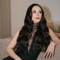 Dalam keterangan unggahannya Alyssa jika ia memang sengaja memberikan sentuhan gothic dalam penampilannya. “giving gothic mermaid vibes,” tulisnya. Foto: Instagram/@aaliyah.massaid/@alyssadaguise