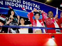 Karnaval Kemerdekaan, Kemkomdigi Tampilkan Ponsel Raksasa hingga Robot AI