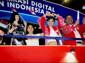 Karnaval Kemerdekaan, Kemkomdigi Tampilkan Ponsel Raksasa hingga Robot AI