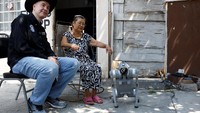 Senator Federal Waldo Fernandez memperkenalkan Waldog kepada warga Monterrey. Robot ini dibeli Fernandez untuk misi edukasi dan kesadaran publik. Foto: REUTERS/Daniel Becerril
