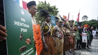 Dalam aksinya mereka turut membawa tulisan-tulisan protes terkait PSN.