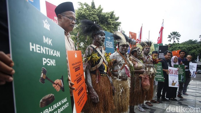 Sejumlah aktivis melakukan doa bersama sebelum mengikuti permohonan Judicial Review di Mahkamah Konstitusi, Jakarta, Selasa (19/8/2025).