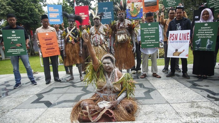 Sejumlah aktivis melakukan doa bersama sebelum mengikuti permohonan Judicial Review di Mahkamah Konstitusi, Jakarta, Selasa (19/8/2025).