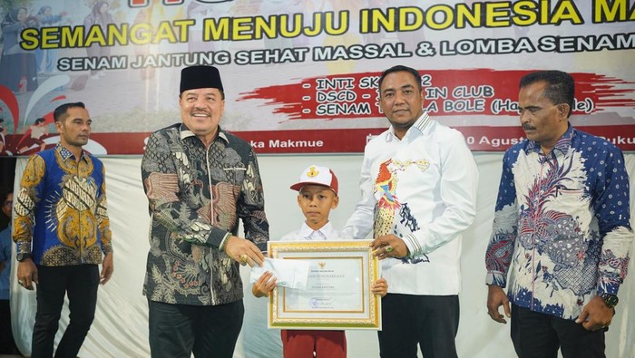Aksi heroik Julian Saputra, siswa kelas VI SD Negeri Seumot, Kecamatan Beutong, Nagan Raya, Aceh, diganjar penghargaan. (dok. Pemkab Nagan Raya)