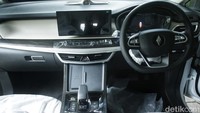 Sejumlah fitur penunjang turut disematkan, seperti panoramic roof, kamera 360 derajat, dan active comfort suspension, guna memberikan pengalaman berkendara yang nyaman dan aman bagi penggunanya.