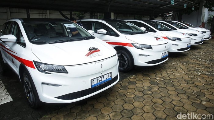 Peluncuran perdana Aletra L8 EV menandai langkah baru pengembangan kendaraan listrik produksi lokal di Indonesia. Model MPV listrik ini menyasar pasar kendaraan keluarga yang kian melirik opsi ramah lingkungan.