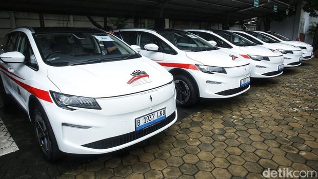 Peluncuran perdana Aletra L8 EV menandai langkah baru pengembangan kendaraan listrik produksi lokal di Indonesia. Model MPV listrik ini menyasar pasar kendaraan keluarga yang kian melirik opsi ramah lingkungan.