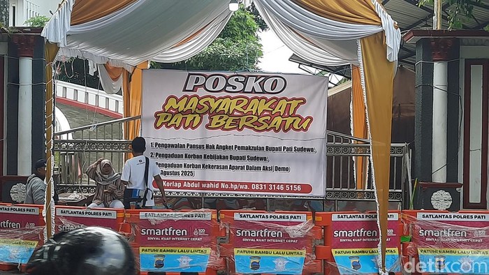 Aliansi Masyarakat Pati Bersatu bikin posko di depan DPRD Pati untuk mengawal pansus hak angket, Selasa (19/8/2025).