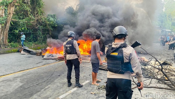 Polisi tengah membuka blokade jalan di lokasi bentrok di Ambon.