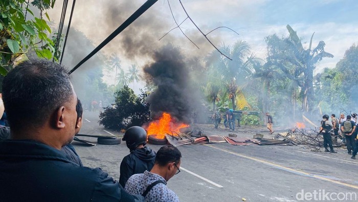 Polisi tengah mengusut tawuran antara siswa yang menyebabkan satu orang tewas hingga memicu bentrok dua kelompok warga di Kota Ambon, Maluku.