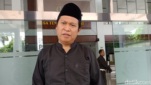 Anggota DPRD NTB, TGH Sholah Sukarnawadi saat ditemui di lobi Kejati NTB usai diperiksa penyidik, Selasa (19/8/2025). (Abdurrasyid Efendi/detikBali)