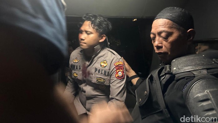 Anggota polisi terluka terkena lemparan batu dari demonstran  yang menolak kenaikan PBB di Bone.