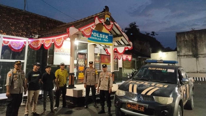 Anggota Polsek Sukolilo dan warga patroli bersama jaga kondusifitas wilaya, Senin (18/8/2025).