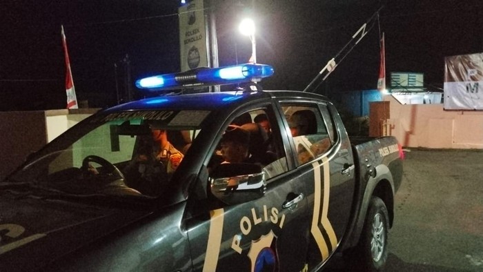 Anggota Polsek Sukolilo dan warga patroli bersama jaga kondusifitas wilaya, Senin (18/8/2025).