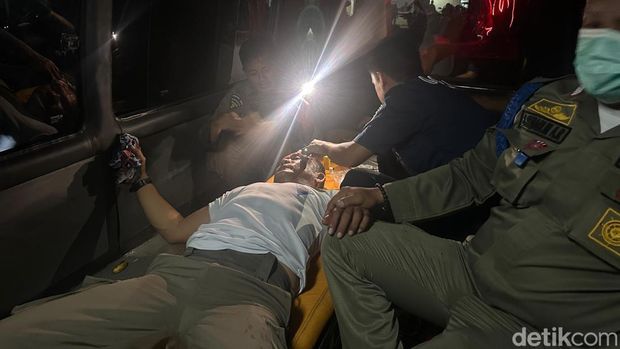 Anggota Satpol PP Bone dirawat karena terkena lemparan batu dari massa demo tolak kenaikan PBB.