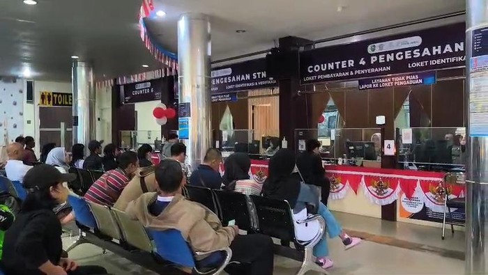 Antrean wajib pajak di kantor Samsat Palembang 1