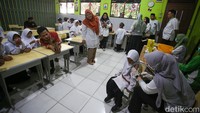 Pelajar menjalani vaksinasi Human Papillomavirus (HPV) di SDN Batu Jaya, Tangerang, Selasa (19/8/2025), saat pelaksanaan BIAS 2025. BIAS merupakan upaya melindungi anak-anak SD dari penyakit berbahaya, seperti campak, rubela, difteri, tetanus, dan kanker leher rahim.