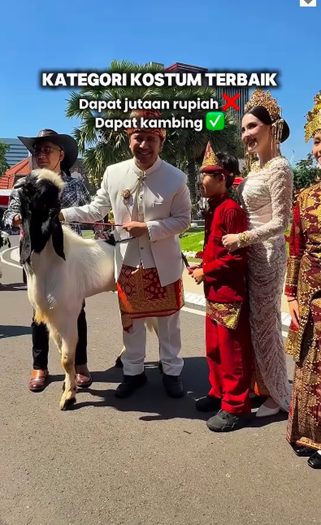 Setelah upacara, Arumi dan keluarga memenangkan kostum terbaik. Tak disangka mereka mendapatkan hadiah unik dari Gubernur Khofifah yakni seekor kambing. Foto: Instagram Arumi Bachsin