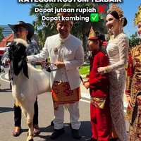 Setelah upacara, Arumi dan keluarga memenangkan kostum terbaik. Tak disangka mereka mendapatkan hadiah unik dari Gubernur Khofifah yakni seekor kambing. Foto: Instagram Arumi Bachsin