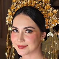 Arumi Bachsin memakai setelan putih dengan bawahan songket dilengkapi hiasan kepala dan perhiasan emas. Foto: Instagram Arumi Bachsin