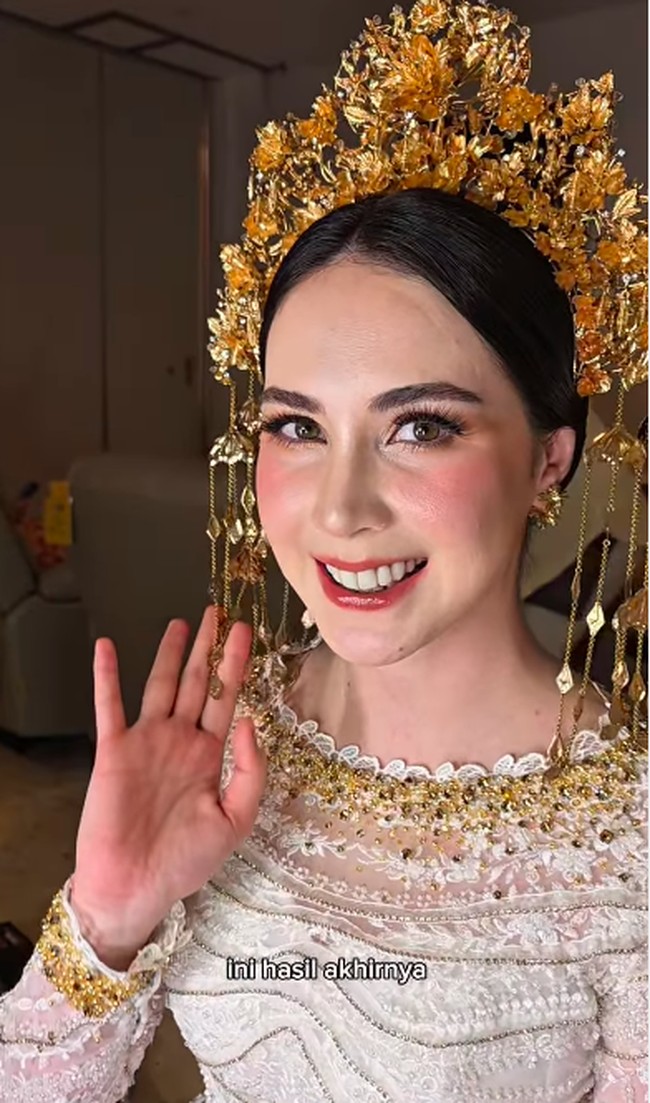 Penampilan cantiknya didukung dengan makeup yang flawless. Wanita keturunan Jerman-Belanda yang dulu dikenal sebagai aktris ini menerapkan riasan dengan aksentuasi keemasan.  Foto: Instagram Arumi Bachsin
