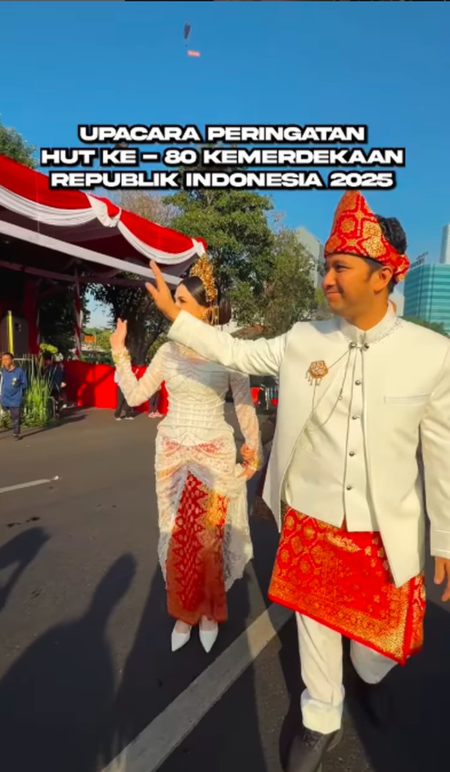 Dalam kesempatan tersebut, Emil dan Arumi serasi mengenakan baju adat. Mereka tampil kompak memakai busana daerah khas Palembang berwarna putih. Foto: Instagram Arumi Bachsin