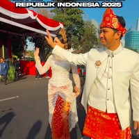 Dalam kesempatan tersebut, Emil dan Arumi serasi mengenakan baju adat. Mereka tampil kompak memakai busana daerah khas Palembang berwarna putih. Foto: Instagram Arumi Bachsin