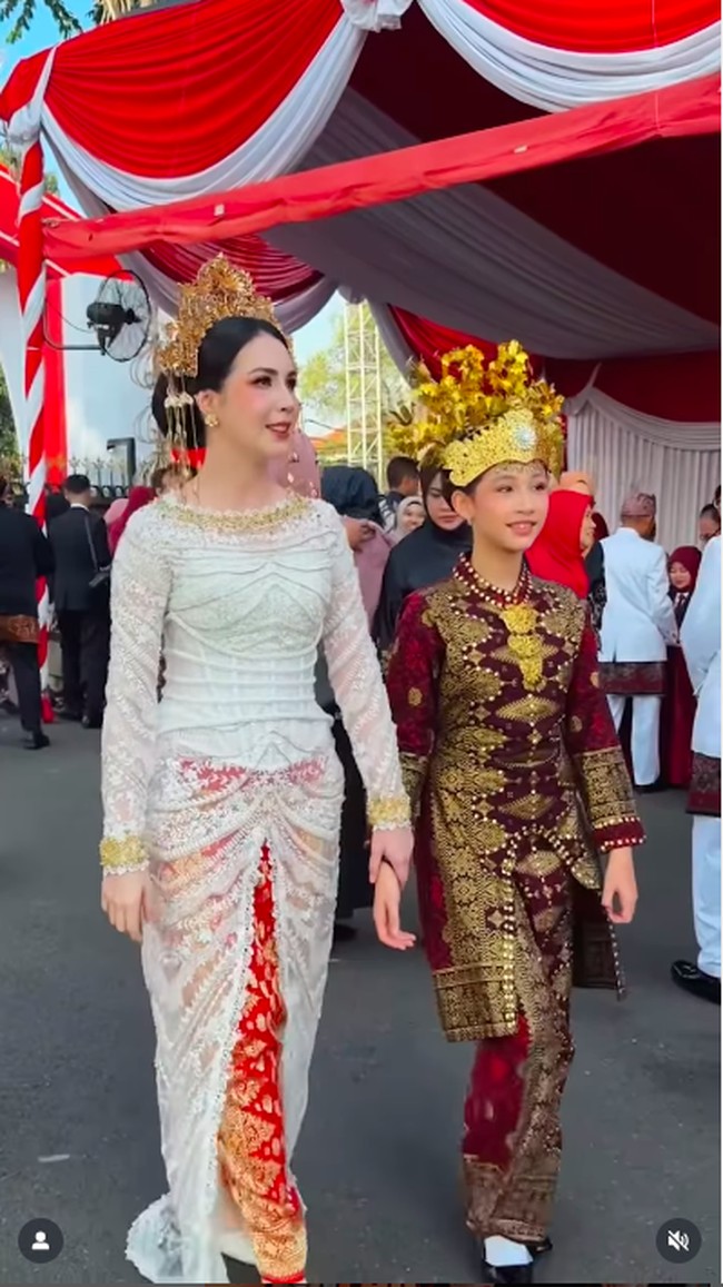 Tak hanya Emil Dardak dan Arumi Bachsin, kedua anak mereka juga mengenakan busana khas Palembang bernuansa merah marun. Foto: Instagram Arumi Bachsin