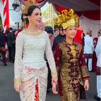 Tak hanya Emil Dardak dan Arumi Bachsin, kedua anak mereka juga mengenakan busana khas Palembang bernuansa merah marun. Foto: Instagram Arumi Bachsin
