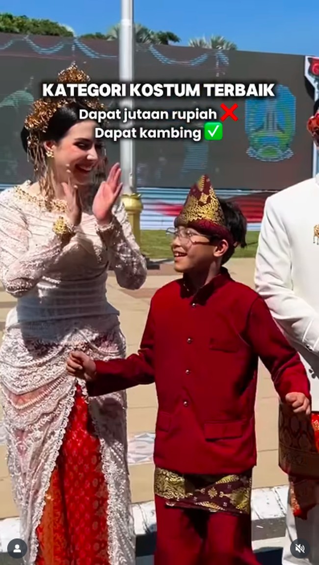 Kemenangan tersebut langsung disambut dengan bahagia, terutama anak kedua Arumi. “Qeinan super bahagia lho.. bahkan sudah mempersiapkan nama buat si kambing nantinya,” tulis wanita 31 tahun tersebut. Foto: Instagram Arumi Bachsin